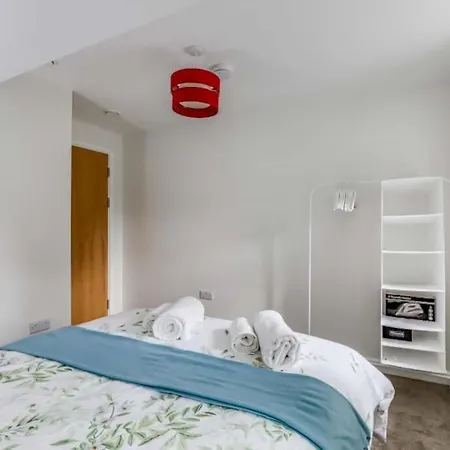 Luton Cozy & Lovely Stay For Contractors Экстерьер фото