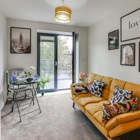 Luton Cozy & Lovely Stay For Contractors Экстерьер фото