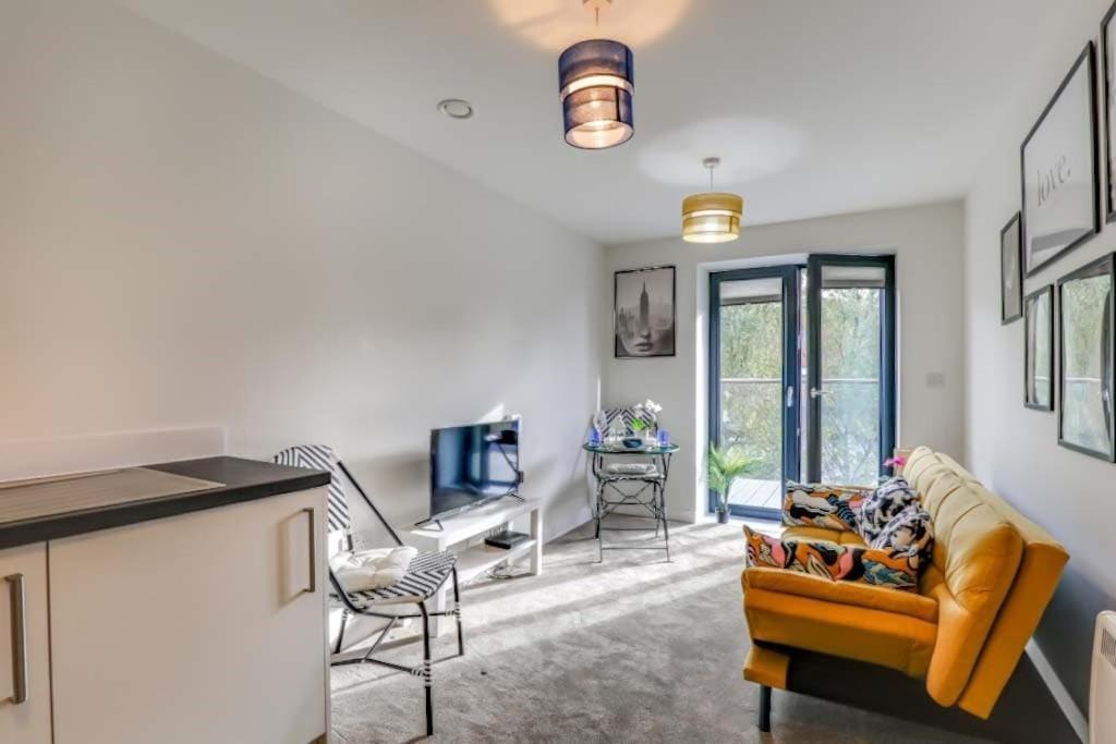 Luton Cozy & Lovely For Contractors Apartment *